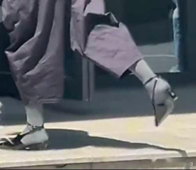 单依纯唯爱丑鞋子国乐无双 🥰别人机场路透拼时尚穿搭，单依纯专注宠爱丑鞋子，又土