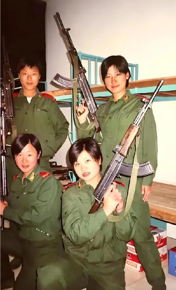有没有当过兵的前辈？
好奇！想问问，从军装上判断这大概是什么年份的女战士啊？手上