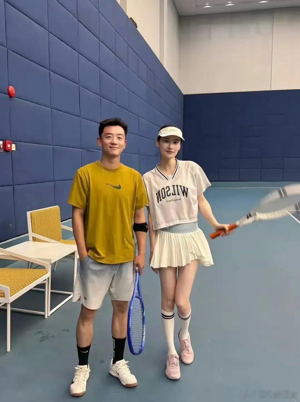 郑恺原来这么矮啊！这五五分的身材，目测也就170cm左右。这个女生为了照顾她，还