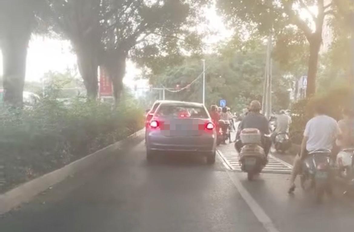 【玉林玉东三小路口小车在电车道等红绿灯】

近日，网友爆料称：玉林市玉北大道玉东