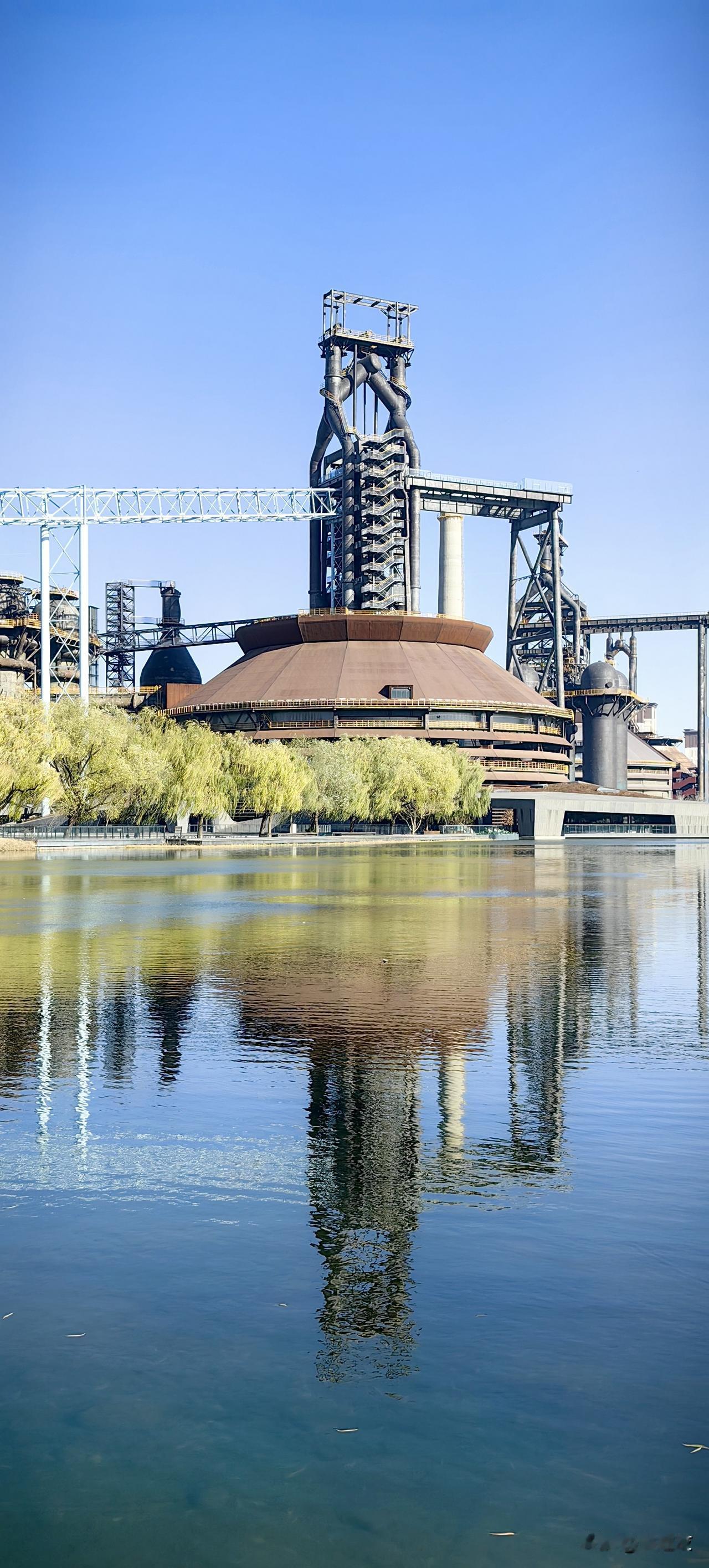 你心目中的首钢园是什么样子的?首钢园，石景山俯瞰整个园区。首钢转型是中国这个行业