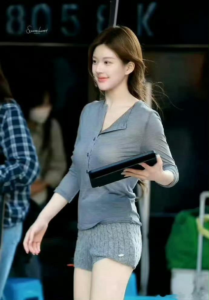 到底是哪个设计师天才给赵露思设计这样的毛线短裤，非得卷起一个角是吧