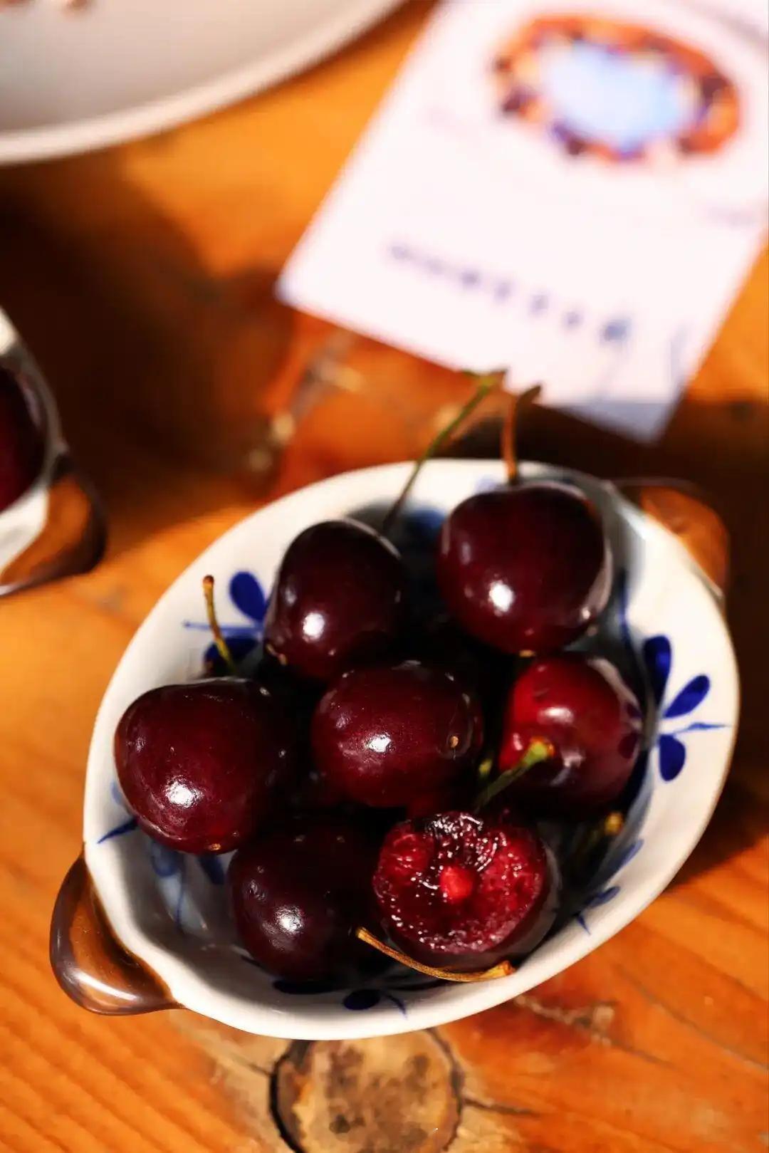 车厘子虽好吃，但想靠这个助眠根本不可能。车厘子的褪黑素含量大约是 0.2 ng/