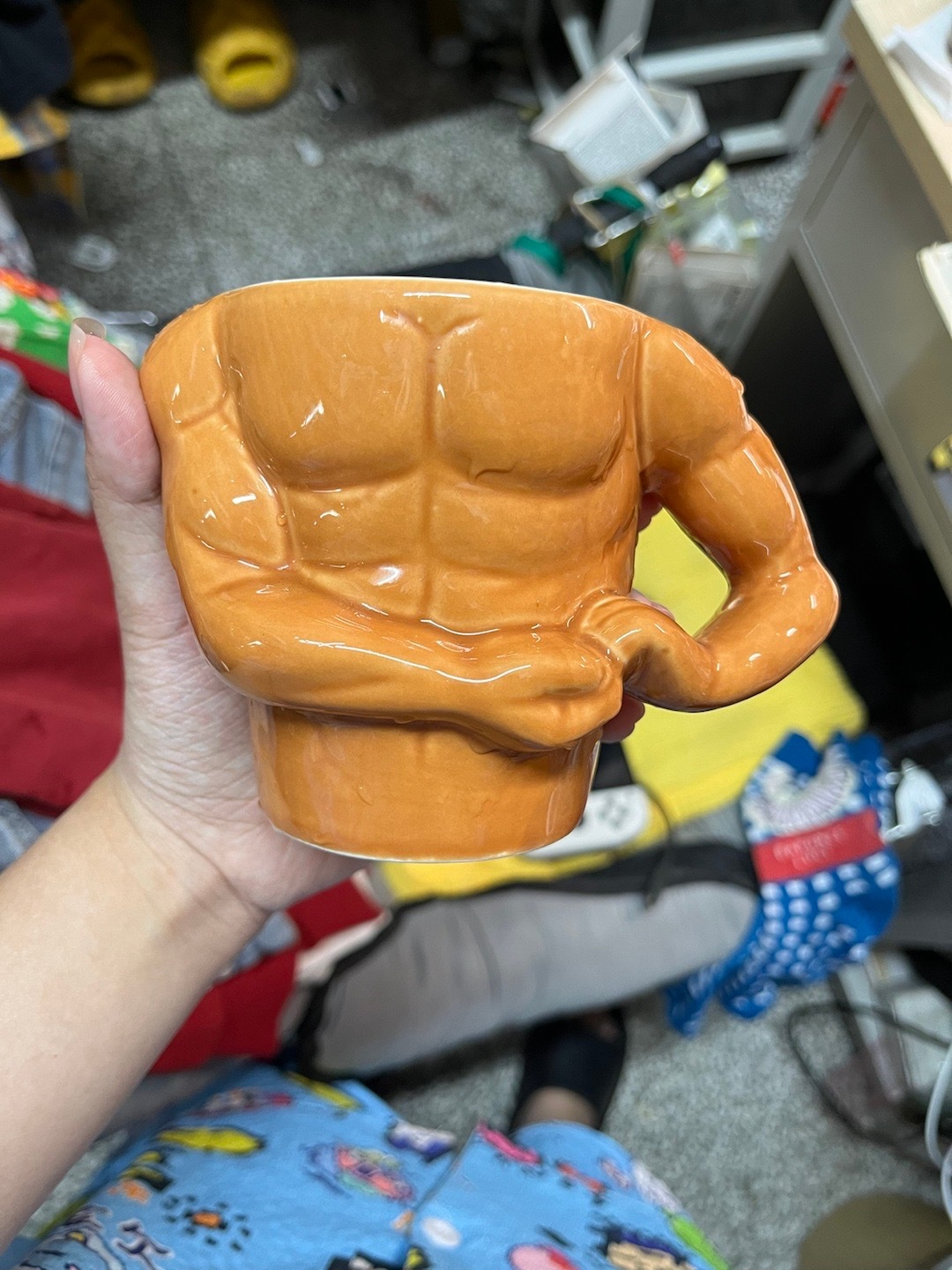 半夜在收拾行李，收拾出高中同桌送我的肌肉杯这个杯子陪在我身边都八年了，我都不知道