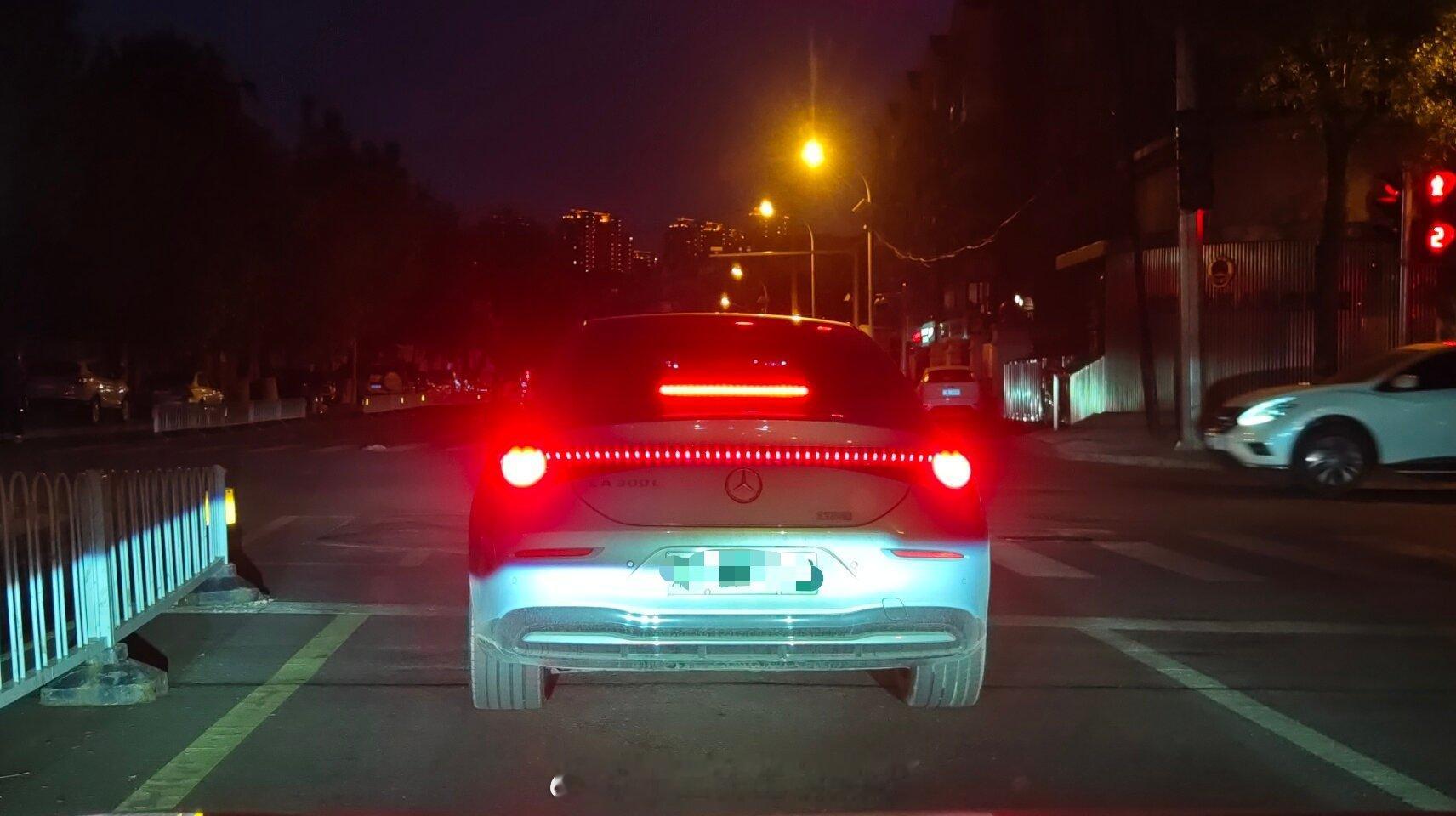 第一次见到CLA纯电，emm，没什么高级感，车尾两边的奔驰logo灯很有特色，但