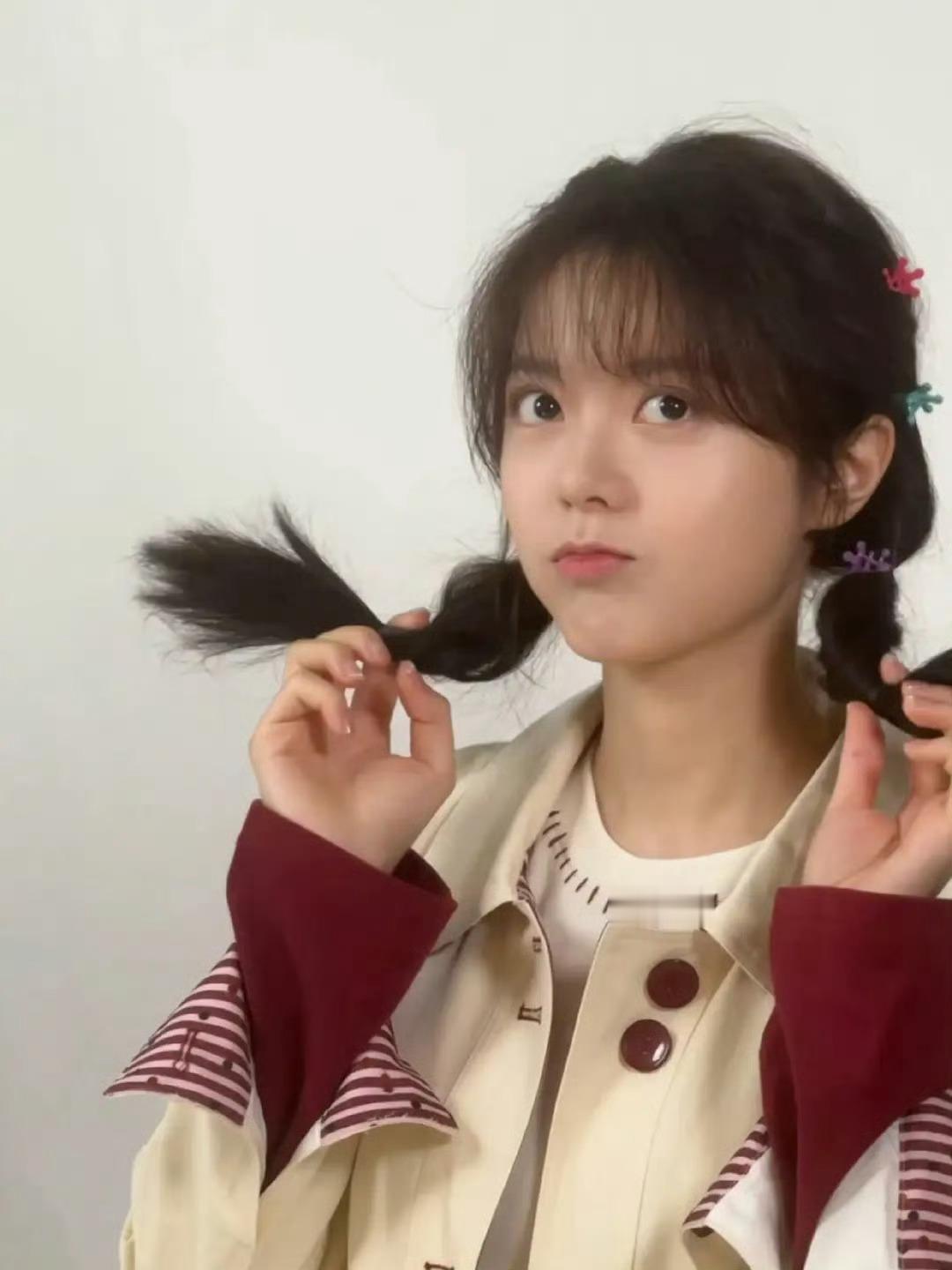 赵今麦这双麻花辫的造型怎么看起来有一种农村姑娘的质朴感 ​​​