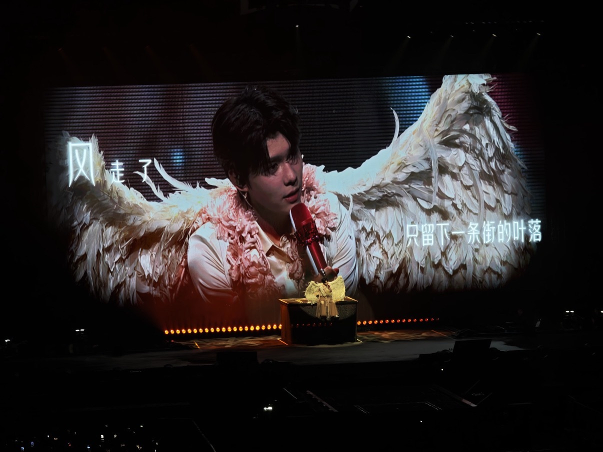 何秋亊演唱会门票价格不是哥们，一个网红办起演唱会来了？请问他有什么歌？门票比一线