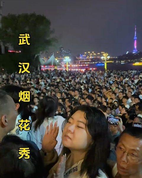 ＃武汉江滩烟花秀＃人山人海太热闹了