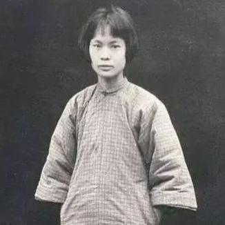 这不是剧照，而是张挹兰烈士牺牲前，敌人为她拍下的最后影像，即将走向绞刑台的她，镇