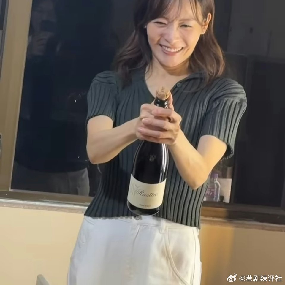 由呂爵安（Edan）、李佳芯（Ali）主演的港版《悠長假期》，自宣布開拍以來已成