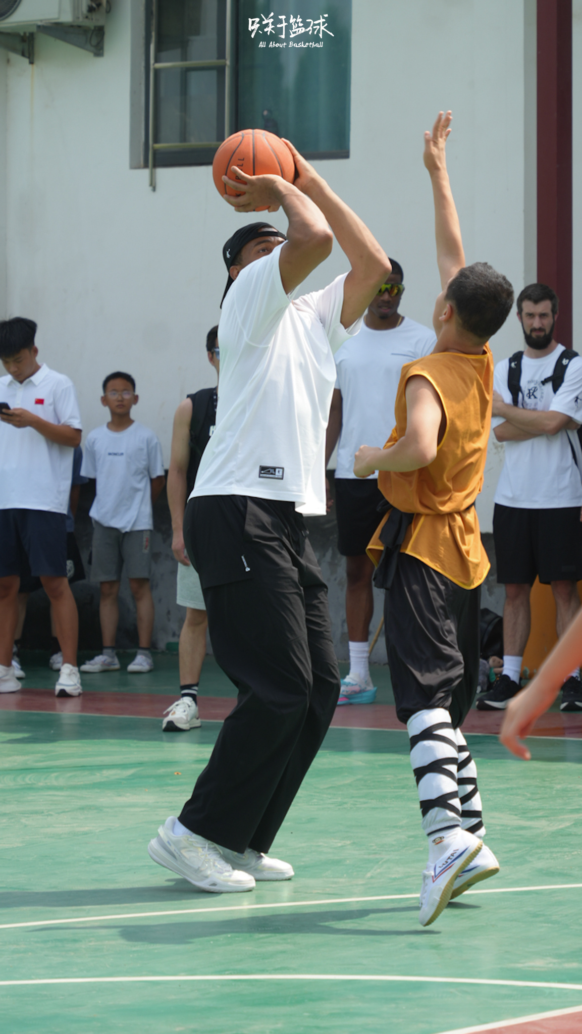 凯尔登在少林寺的第二天学习棍法与少林篮球凯尔登修行之旅凯尔登约翰逊中国行