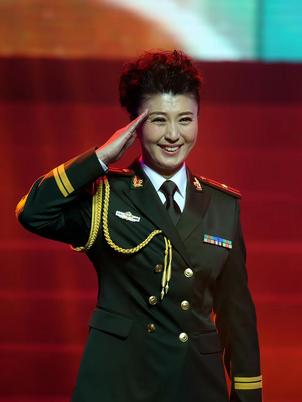 以前看过闫学晶的一些作品，还是蛮喜欢的，她的直播间从未进过，直到她在直播间里哭穷