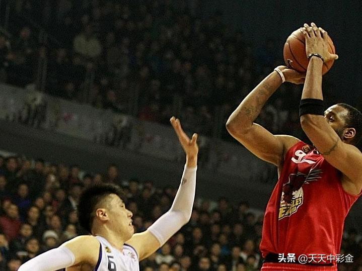 CBA赛场上的精彩瞬间青岛客场战辽宁，97平仅剩1.7秒，麦迪面对贺天举严防，高