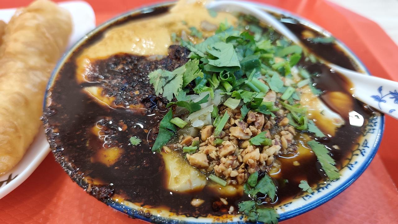 【同样一个豆腐脑，各地竟有这么多吃法！】这是兰州的，加的料多，辣椒多，而且是用小