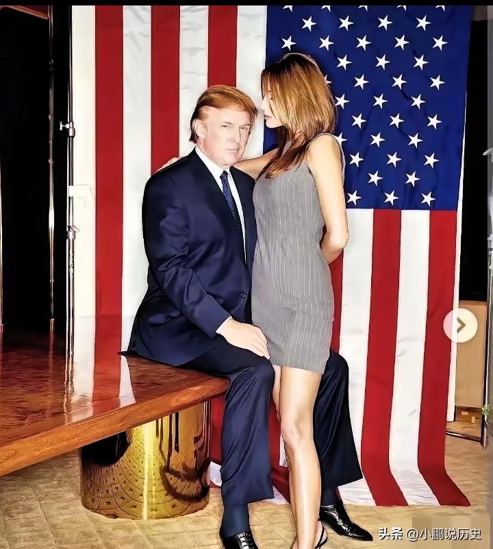 🍀特朗普和梅拉尼娅合影时，也按捺不住躁动的心，这张照片拍摄于1998年，两人还