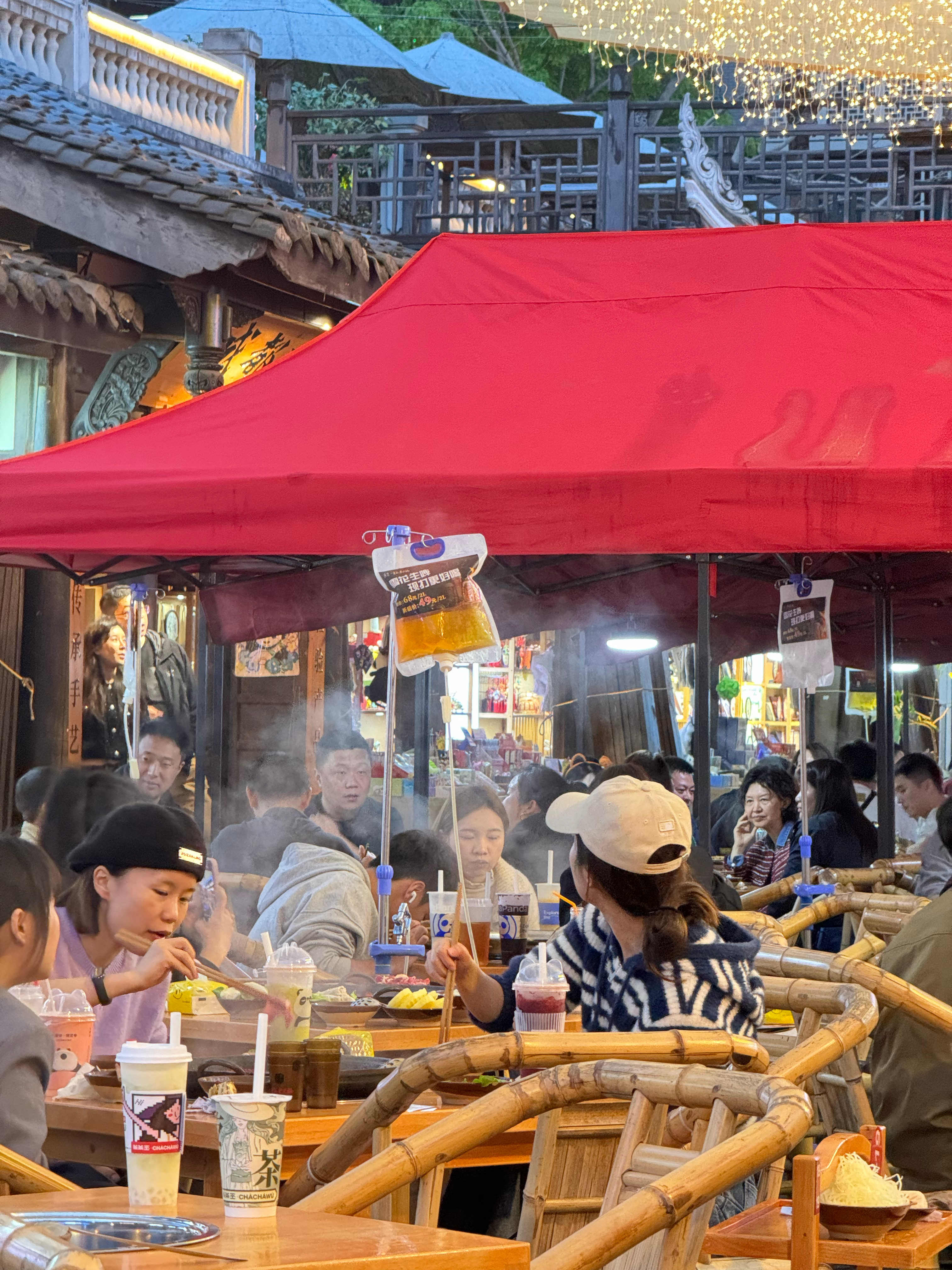 成都人不信神，因为他们自己就很神。（输液输的都是小麦汁） ​​​