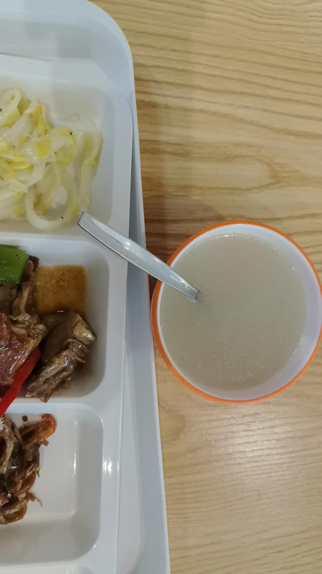 乡下50岁老太太进城
吃了一顿用电子计秤的中餐
从拿盘到选菜
全是电子计算操作