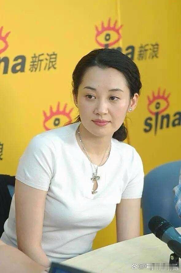许晴自带一种极致的美感！她的一颦一笑都透着浓郁的女人味，优雅又迷人，让人一眼就被