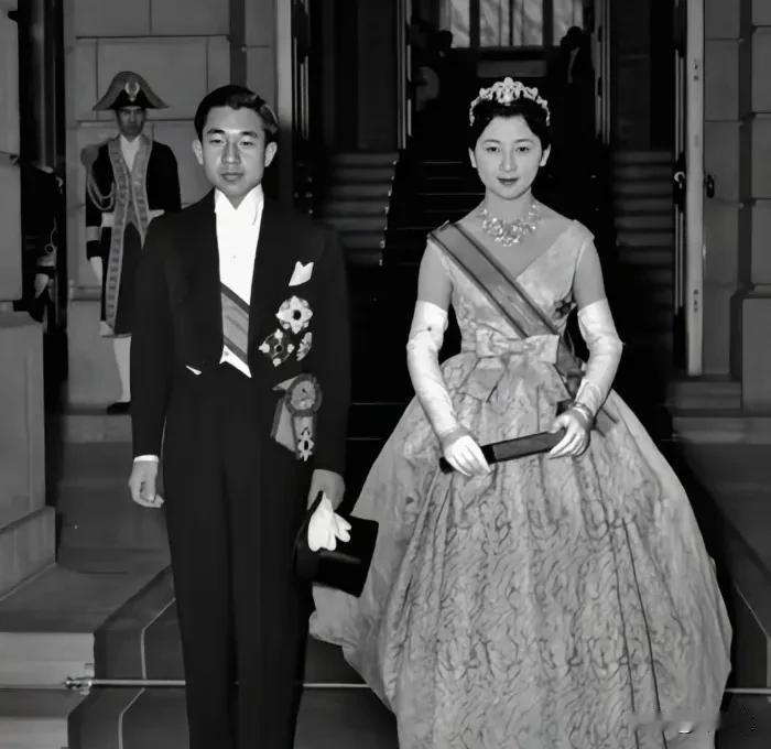 其实美智子和明仁感情挺好的，美智子甚至同意和明仁在一个坟/包，只是他们在不同棺椁