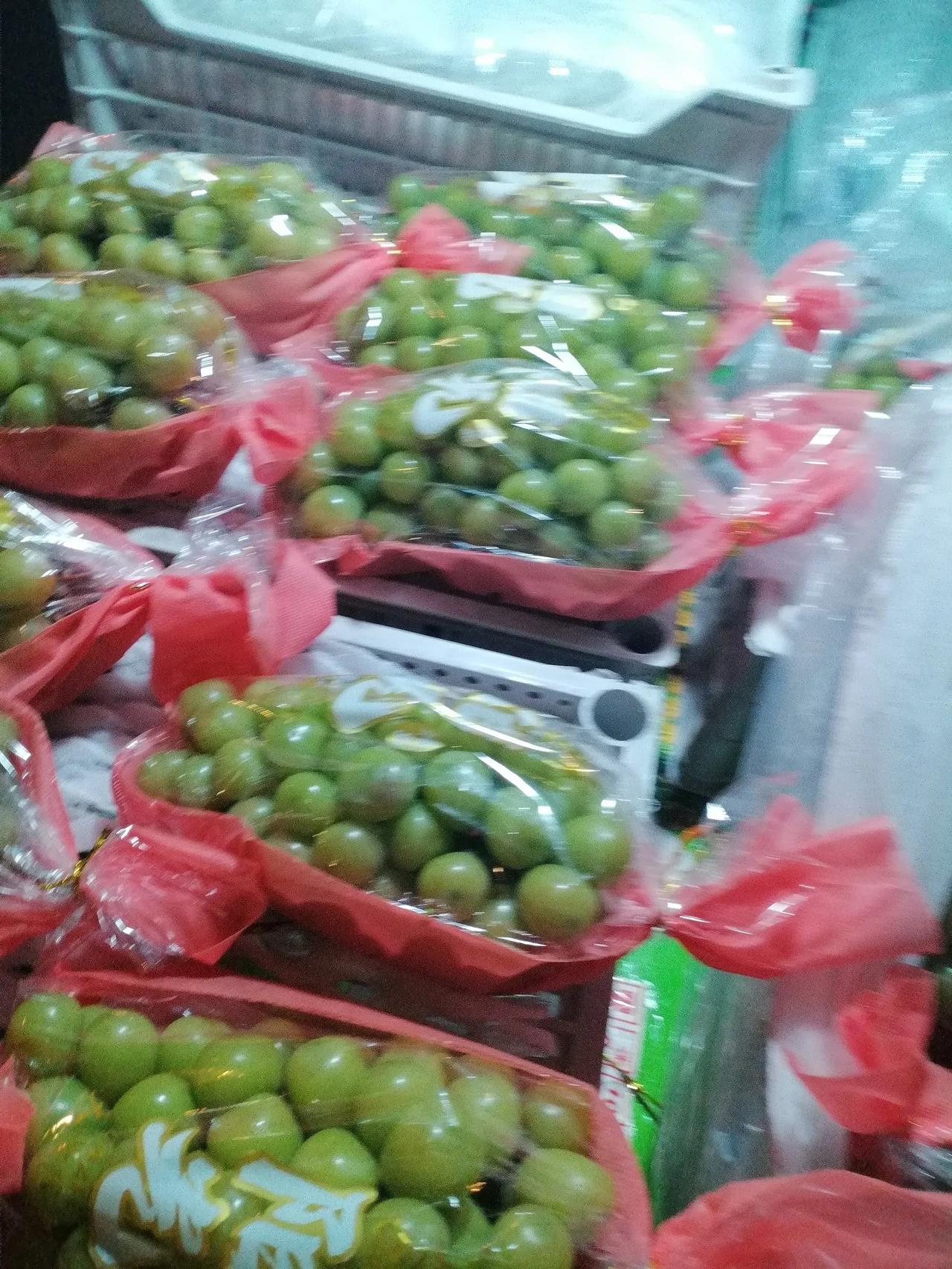 贵的时候买不起，
便宜的时候不敢买，
六元一斤，
无人问津！