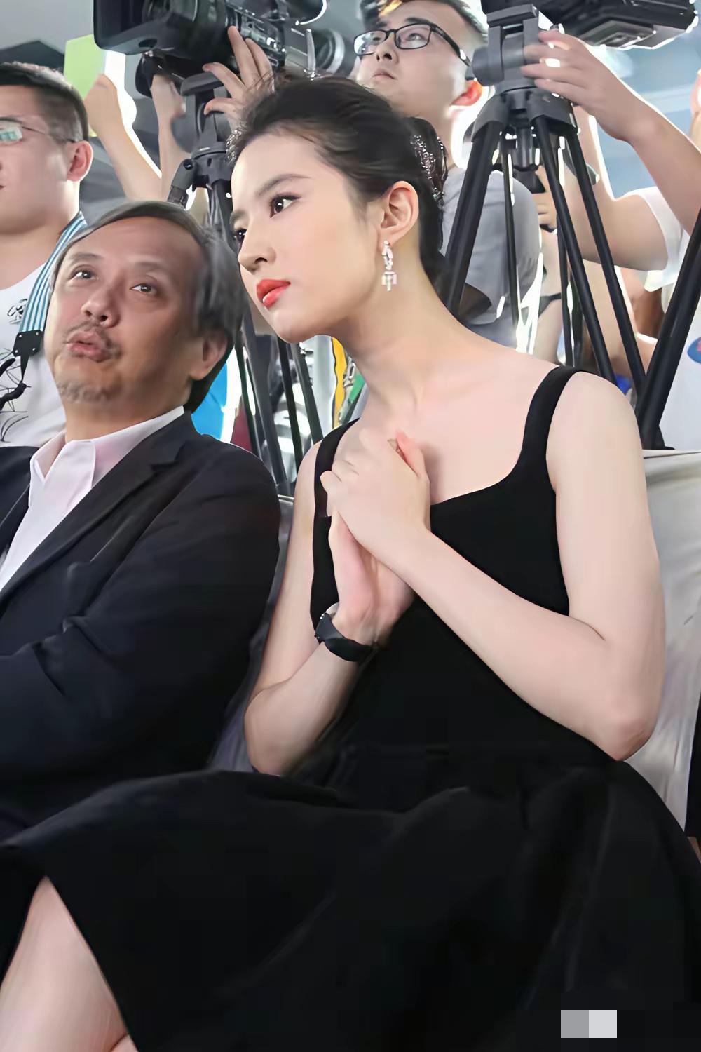 和刘亦菲聊天的男生是谁？