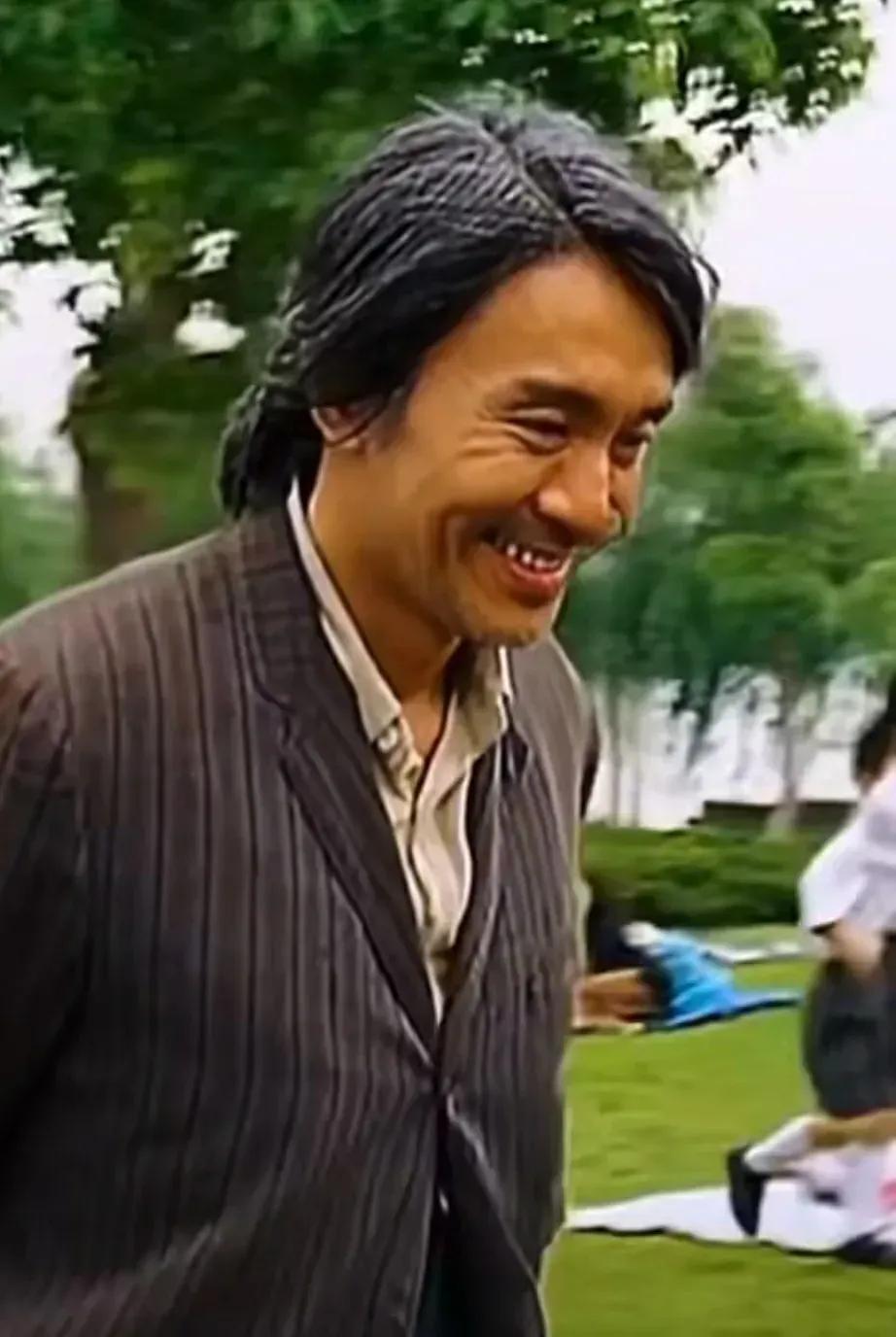 再过几年周星驰会很“悲惨”。真正的成了七老八十的孤寡老人了，都说过日子过的是人，