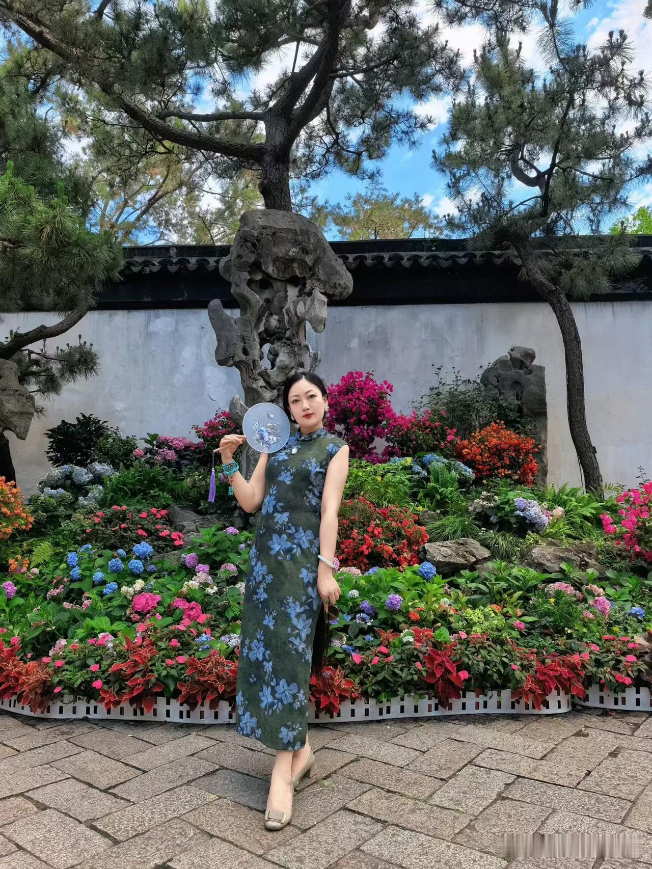 优雅旗袍与繁花似锦的庭院相映成趣，古典与自然完美融合西安你最喜欢的小吃是什么 来