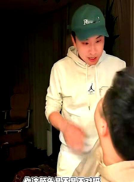 徐志胜在直播间，高高兴兴给自己扣了顶绿帽子。
 
李诞递过来一顶绿色棒球帽，他看