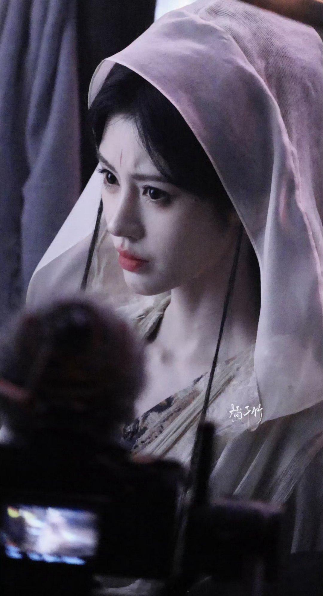 鞠婧祎主演的新剧《来战》最新路透来啦，鞠婧祎今日份是神女的妆造啊，还是紫色系的更