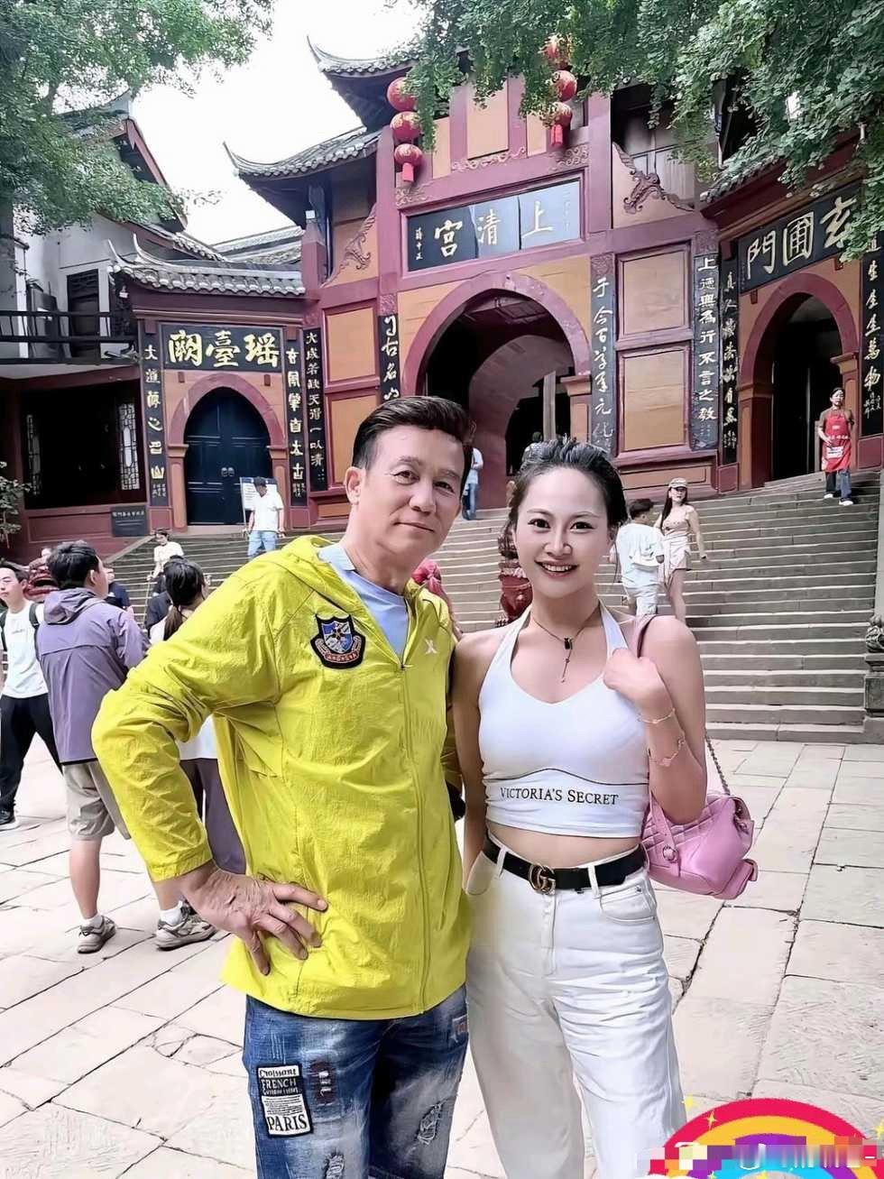 少了荧幕曝光，快有点认不出了！你能帮我认认这个男的是哪位明星吗？ 