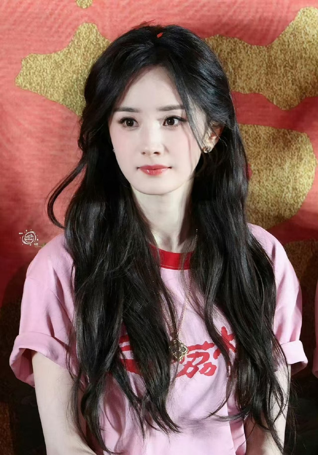 杨幂美成这样杨幂怼脸镜头状态这个杨幂美成这样，就这么状态好到爆。杨幂今天好粉 ​