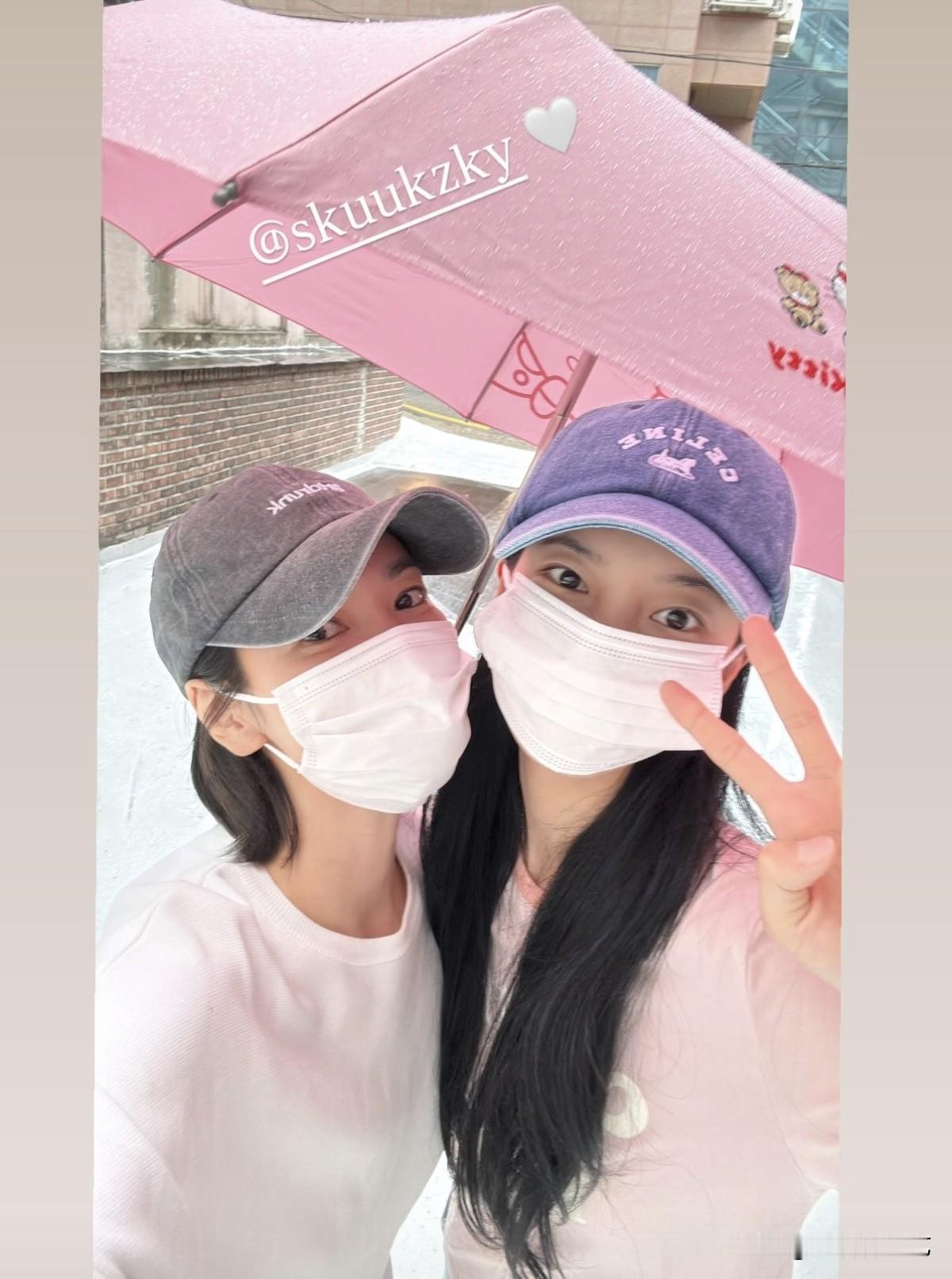20日，演员秀智在Instagram上发布了一张照片。照片中，宋慧乔与秀智现身街