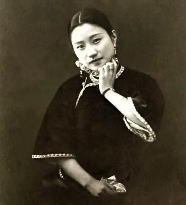 陆小曼貌美多才，一生毁誉参半。自幼被父母宠溺，平日里随性挥霍，行事不拘世俗礼法，