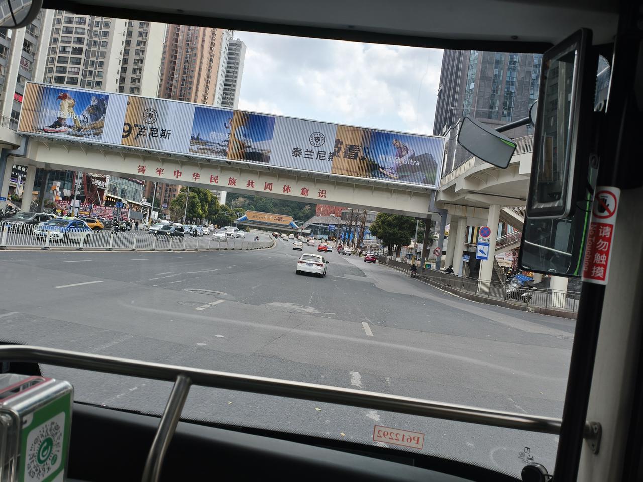 第四航母命名：
一，香港41个团休请愿：香港舰
二，本人认为：命名为台湾舰！清清