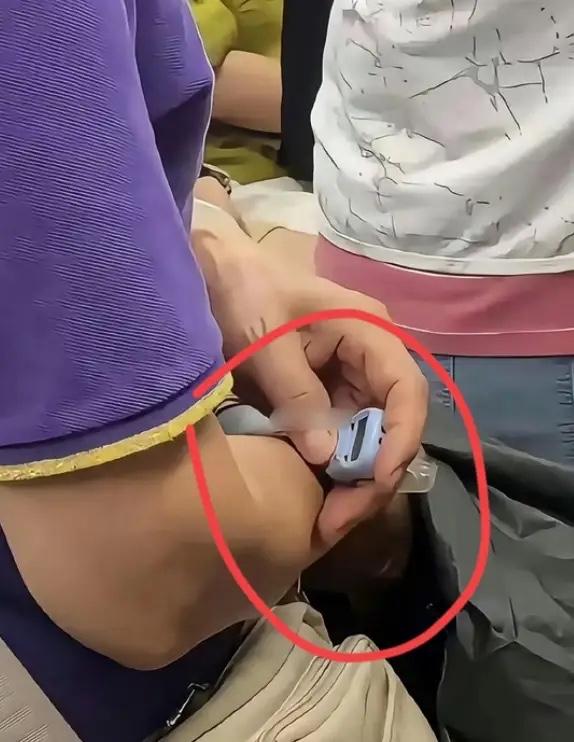 坐地铁偶遇一件很有意思的小事，身旁阿姨上车后就不停反复按着手里的设备。他为什么，