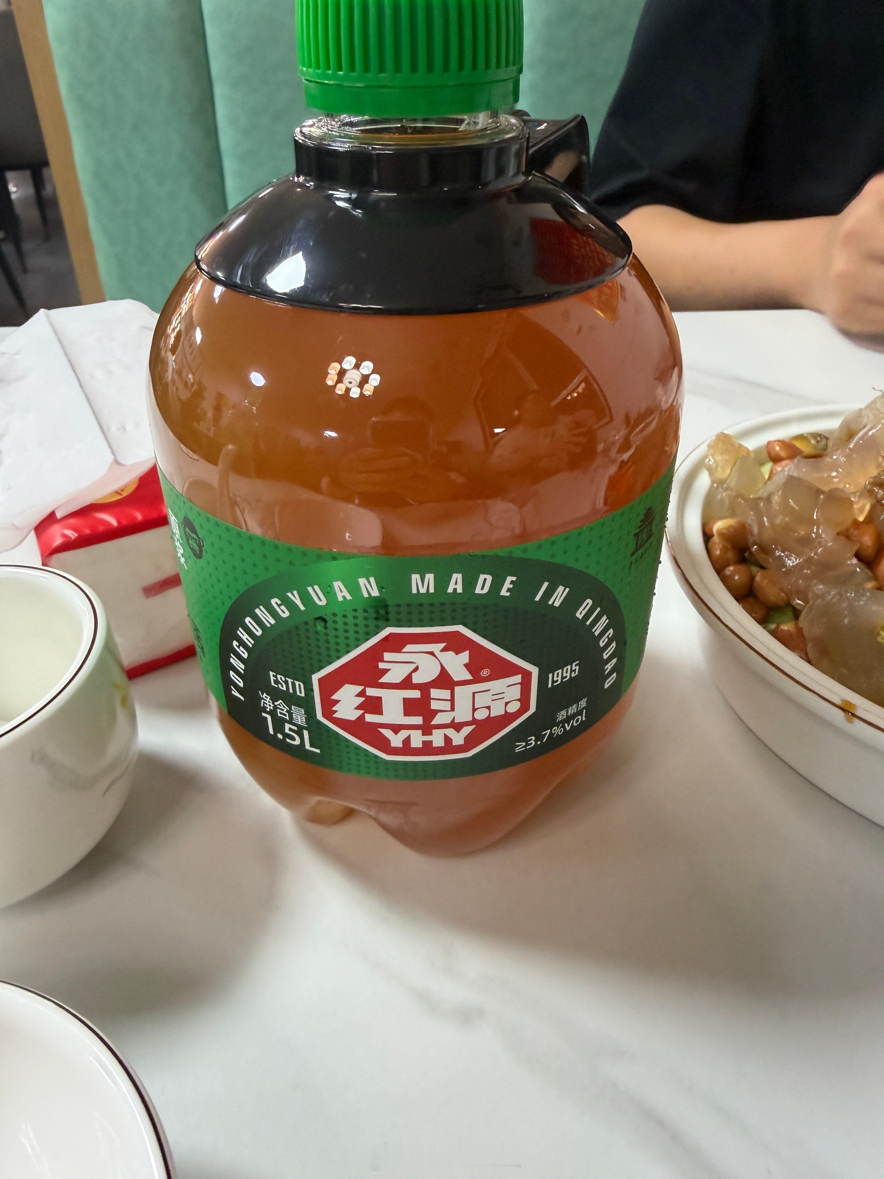 好哥们从青岛带来的啤酒，我说我不喝啤酒，非让我喝，喝一杯吧