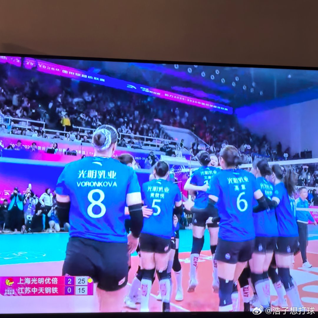 明晚得在球场边打球边看球了～ 