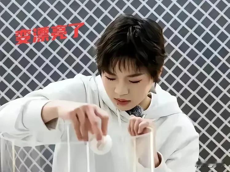 全红婵，在上海参加活动时，卷着头发、贴了假睫毛，抹着口红，确实变好看了，但是，失