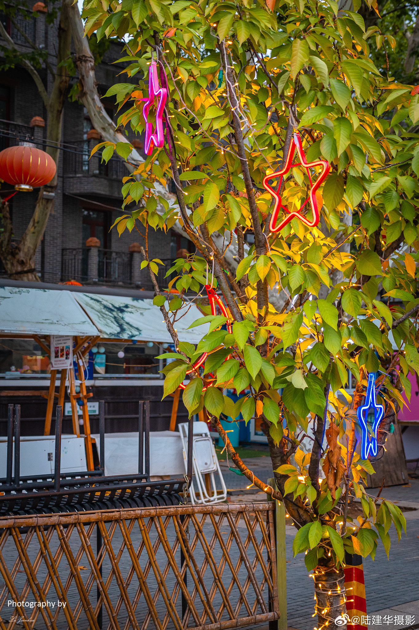 夜幕初上西津渡。说到西津渡，人们总会想起王安石所写的：“京口瓜洲一水间”，没错，