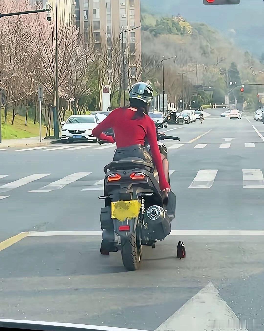 穿这个高跟鞋骑摩托车，属不属于违法呢？ 