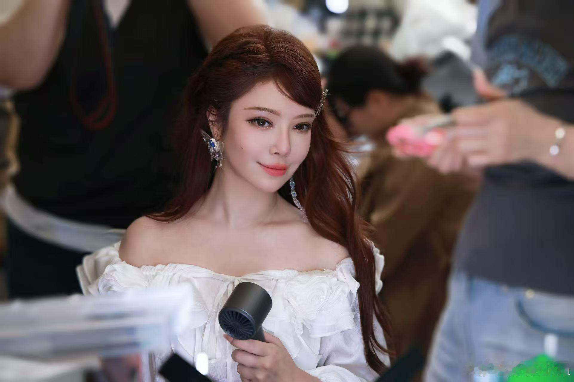 大艺术家大艺术家舞台换装 舞台绝绝子！一秒换装惊喜感拉满，歌舞炸裂又有创意，庄法