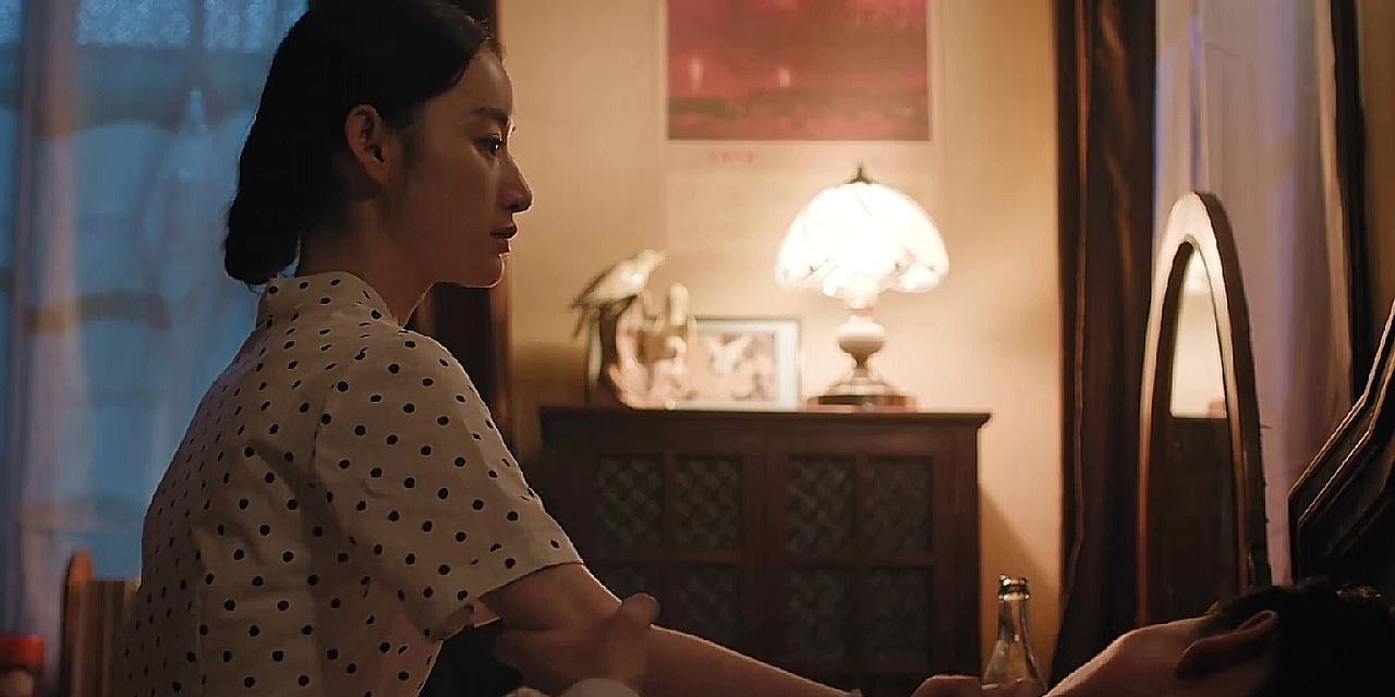 半夜床板吱呀乱响，汪科长门外瞪眼听了一宿，你猜屋里演的是哪出
费霓死死抵住门框，