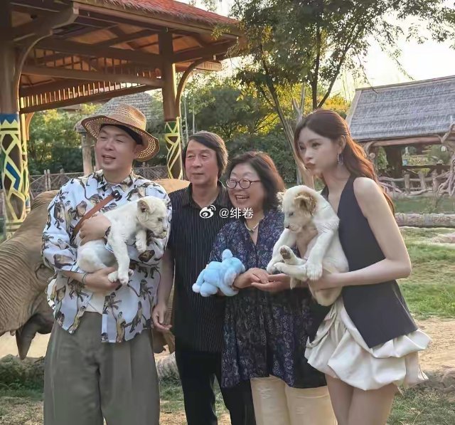 杜海涛为老婆沈梦辰庆祝37岁生日，夫妻俩带着家人到郑州动物王国游玩。 ​​​