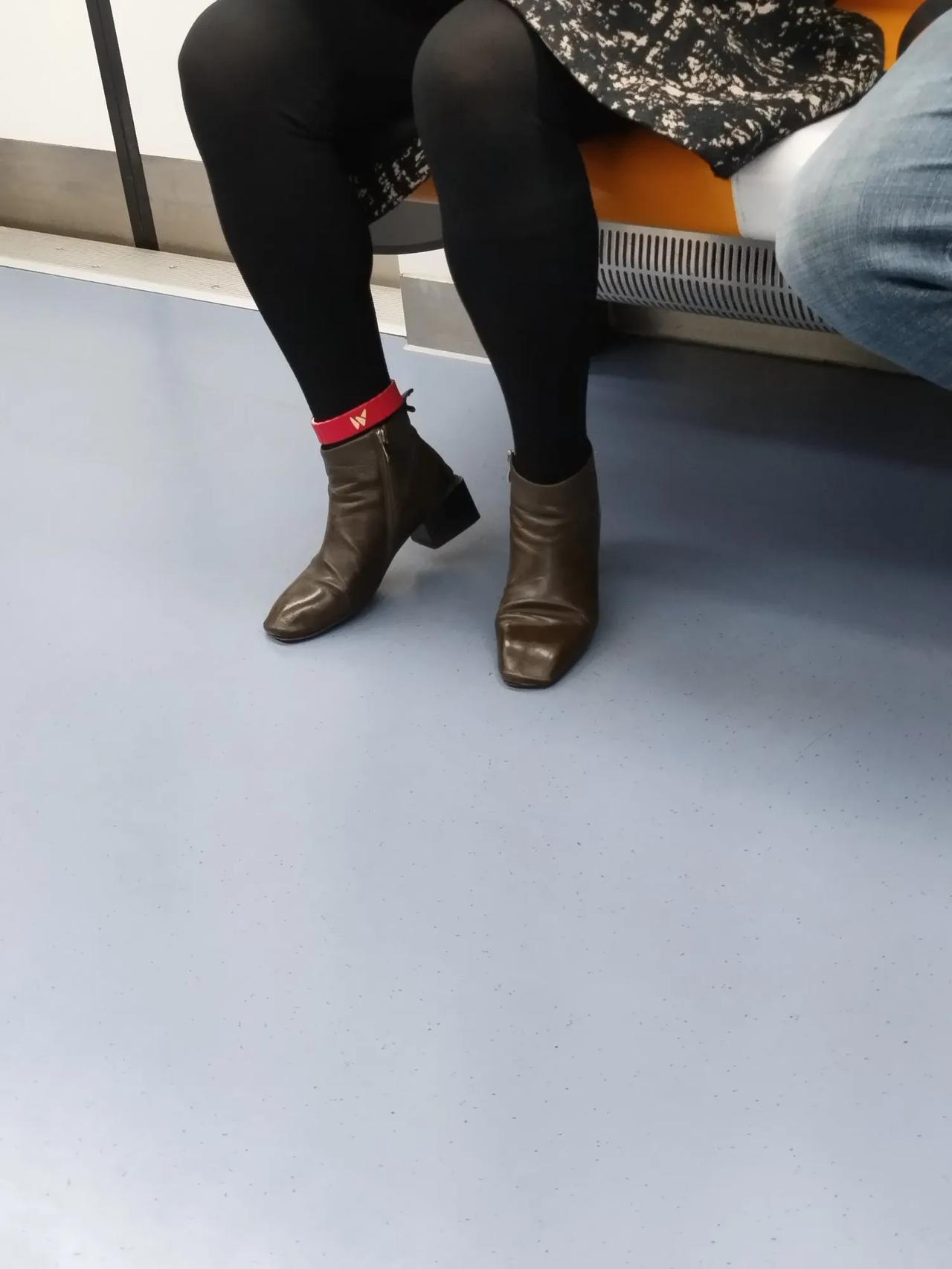 这是什么意思呢？今天坐地铁看见的。

右脚的脚脖子上套了一个红箍是什么东西，后边