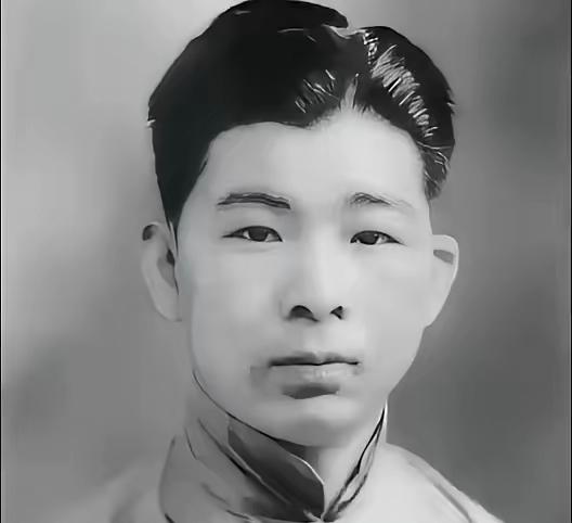 1940年，熟睡中的冯运修，突然感觉不对劲，好像是日军包围他家了。他从枕头下摸出