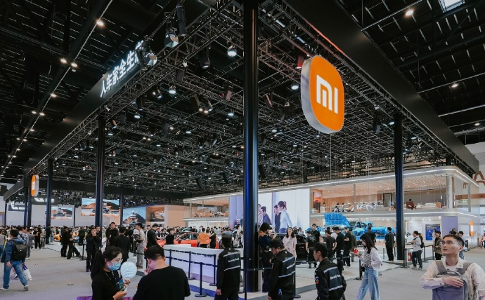 老外踮脚看中国智造北京车展这一幕真的看破防了！以前我们只能踮着脚、凑上前看别人的