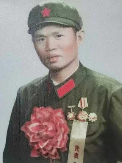 1982 年，在越战中立下一等功的龙洪春，坚持娶一个入狱的女工，被取消军校保送，