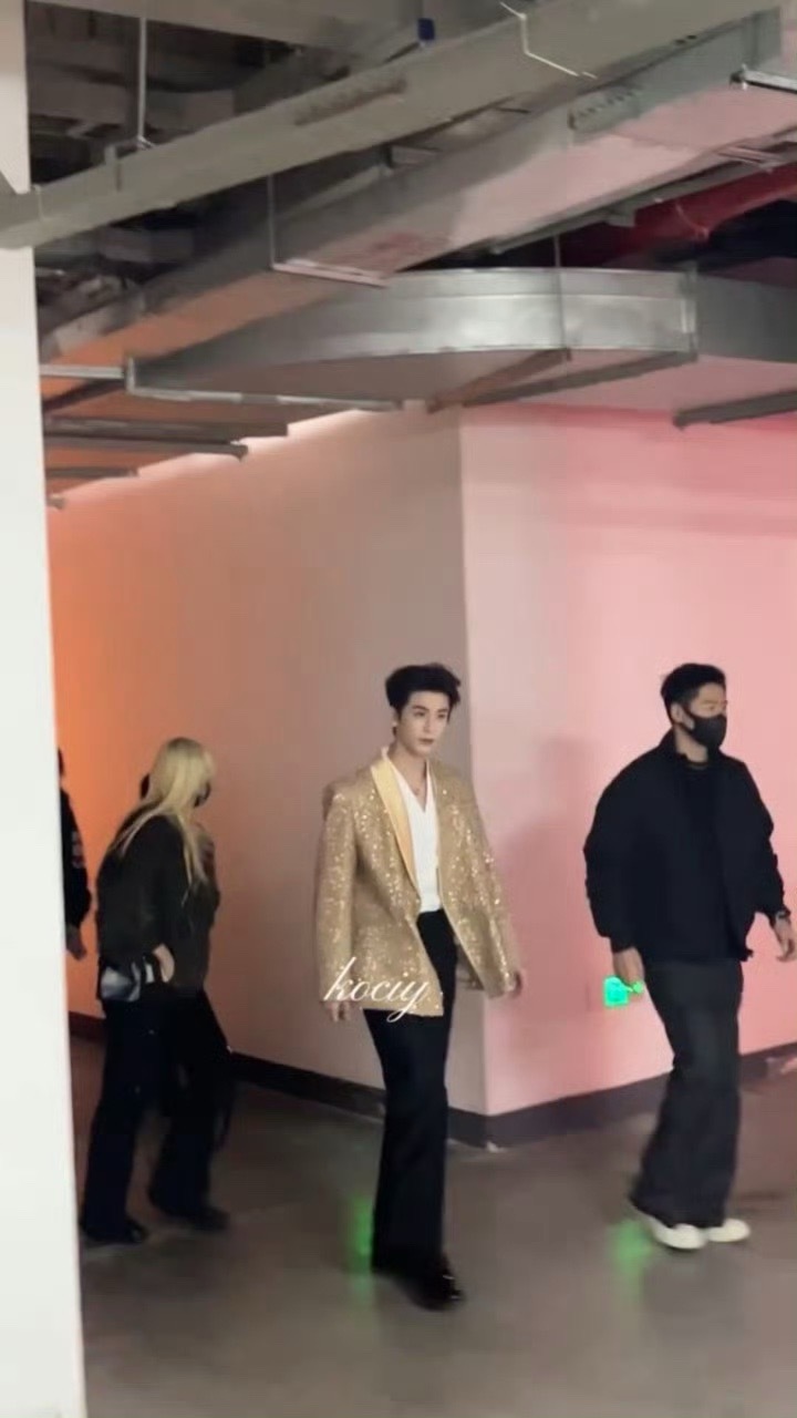 张凌赫苏州线下活动，好建模的一张脸！比衣服更闪的是张凌赫的帅气