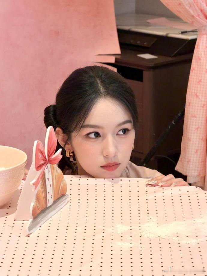周也花式秀美甲周也好像油画里的在逃公主随便抬手都是大片，美甲和油画妆造适配度满分