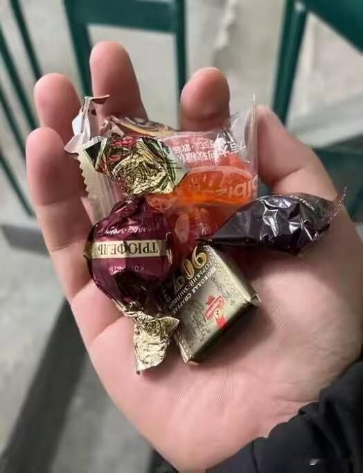 一位内分泌科医生告诉我，稳血糖最便宜的方法，就是每顿饭后，别急着躺下，慢走十分钟
